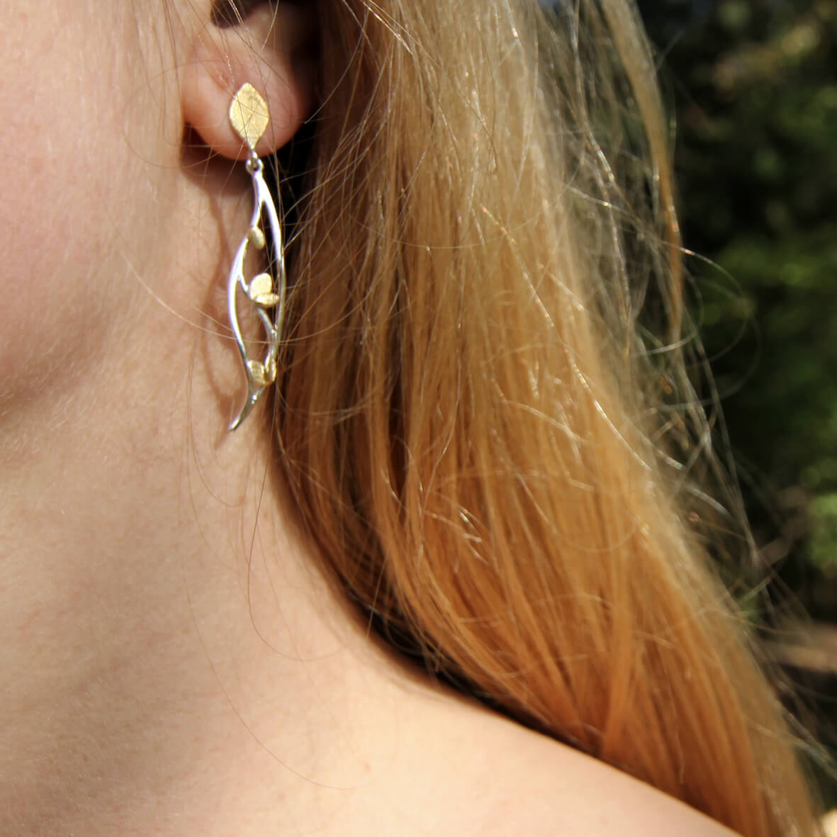 Hanging leaf earrings in gold and silver